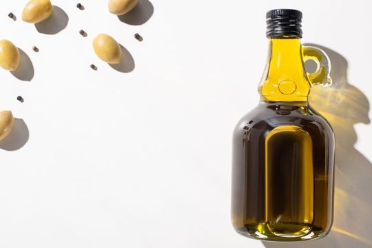 botella de aceite de oliva virgen sobre fondo blanco